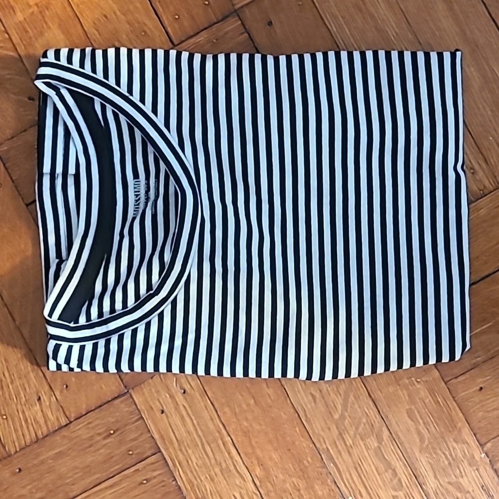 Mossimo T Shirt xs nwot hp🔥🔥🔥